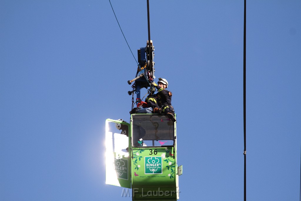 Koelner Seilbahn Gondel blieb haengen Koeln Linksrheinisch P555.JPG